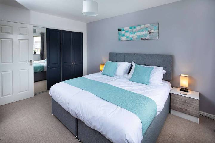 Ganze Wohnung, Modernes und geräumiges Zuhause mit 9 Betten in Milton Keynes, Südostengland