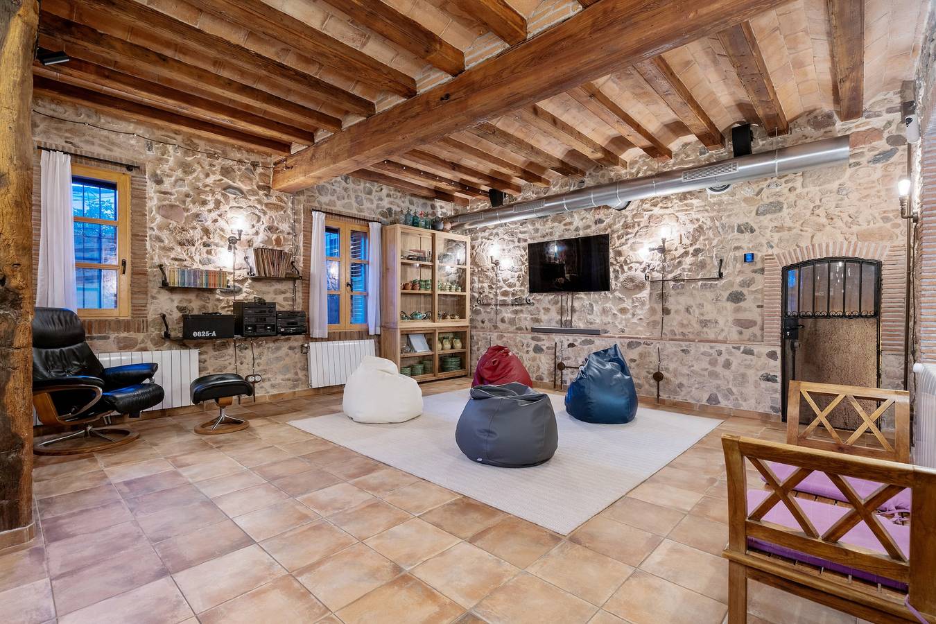 Vakantiehuis 'Masia Can Divi' met uitzicht op de bergen, Wi-Fi en airconditioning in L'Ametlla del Vallès, Barcelona binnenland
