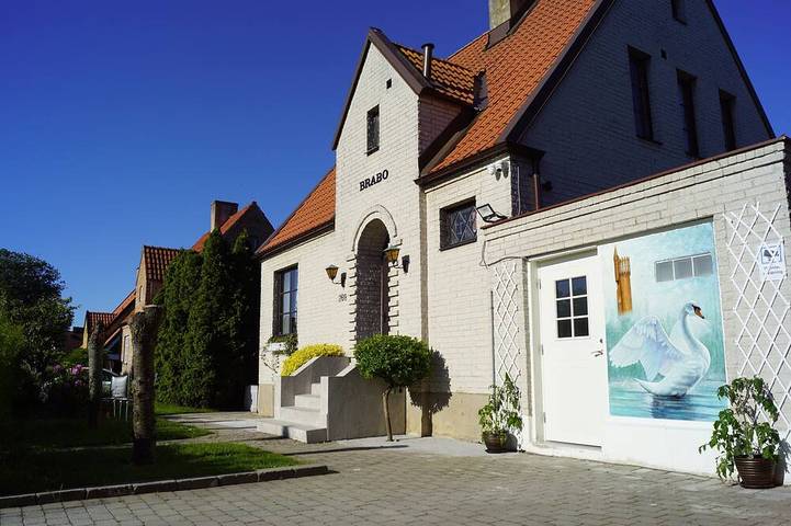 Location de vacances pour 3 personnes, avec jacuzzi ainsi que jardin et piscine en Suède