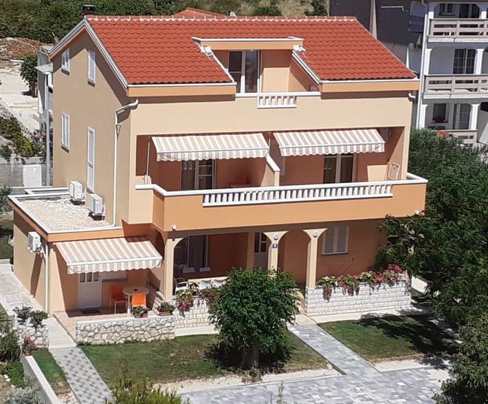 Ferienwohnung für 3 Personen, mit Terrasse und Garten sowie Ausblick