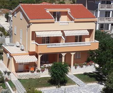Gîte pour 3 personnes, avec vue et jardin à Gajac