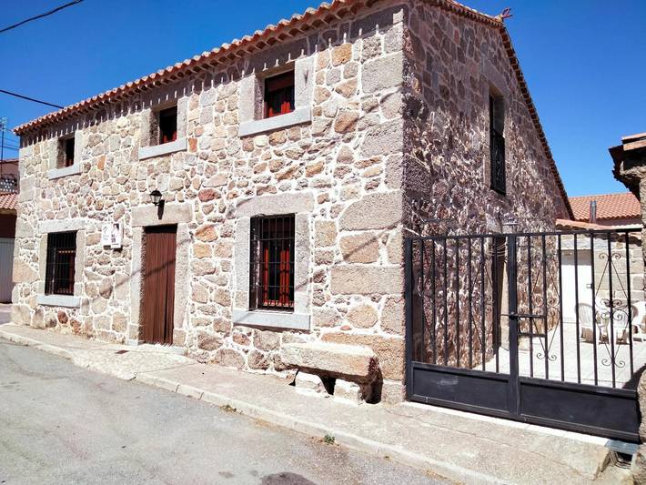 Country House 'Casa Rural El Robledo' with Private Terrace and Private Garden in Muñotello, Ávila Region