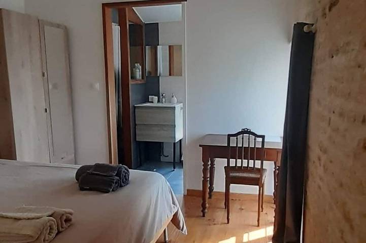 Location de vacances pour 2 personnes, avec terrasse et jardin à Asnières-la-Giraud - 2