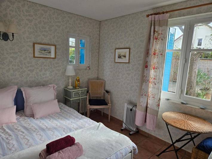 Location de vacances pour 2 personnes, avec vue et jardin ainsi que piscine et terrasse à Dijon - 2