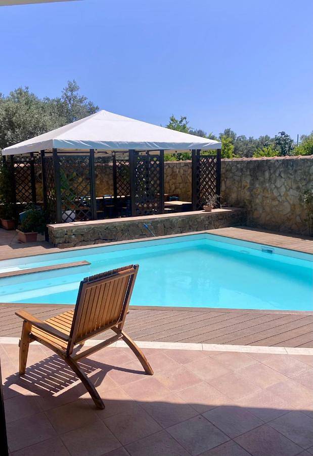 Chalet para 7 personas, con Jacuzzi y Terraza además de Jardín y Piscina en Capitana