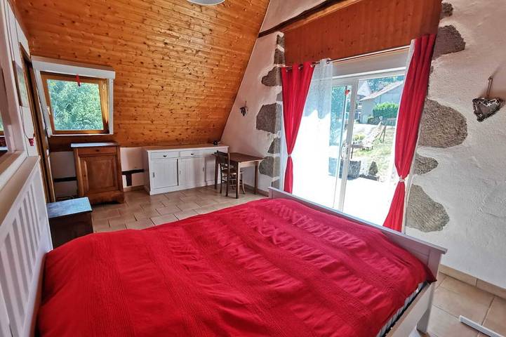 Location de vacances pour 9 personnes, avec jardin, animaux acceptés à Vic-sur-Cère - 2