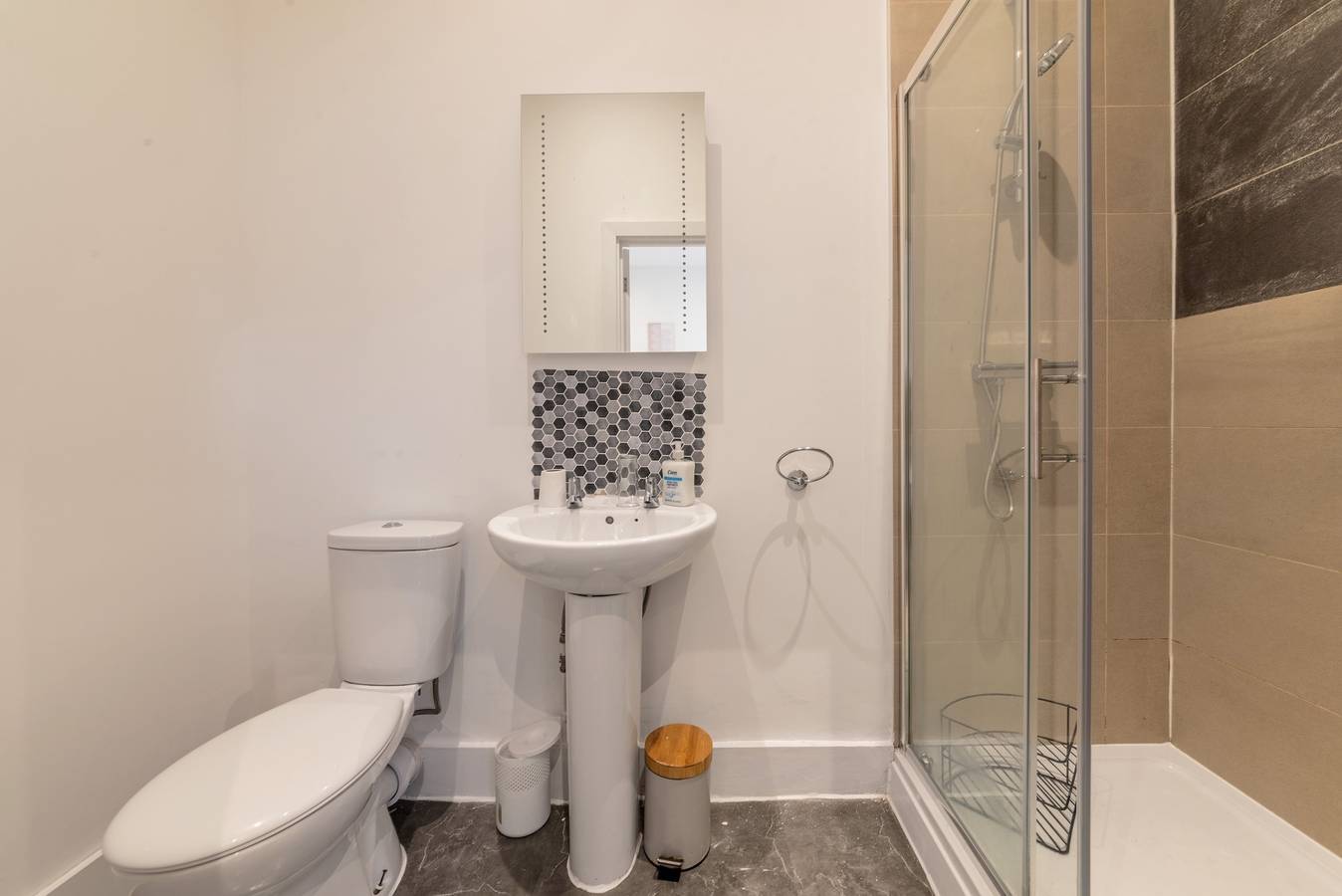 Ganze Ferienwohnung, Central - Stay 4 - Paid Parking - Near Transport in Kent
