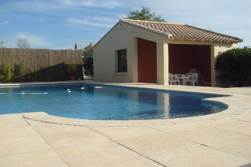 Appartement entier, Appartement ensoleillé avec terrasse, vue sur campagne et piscine privée in Saint-Pargoire, Côte méditerranéenne (France)