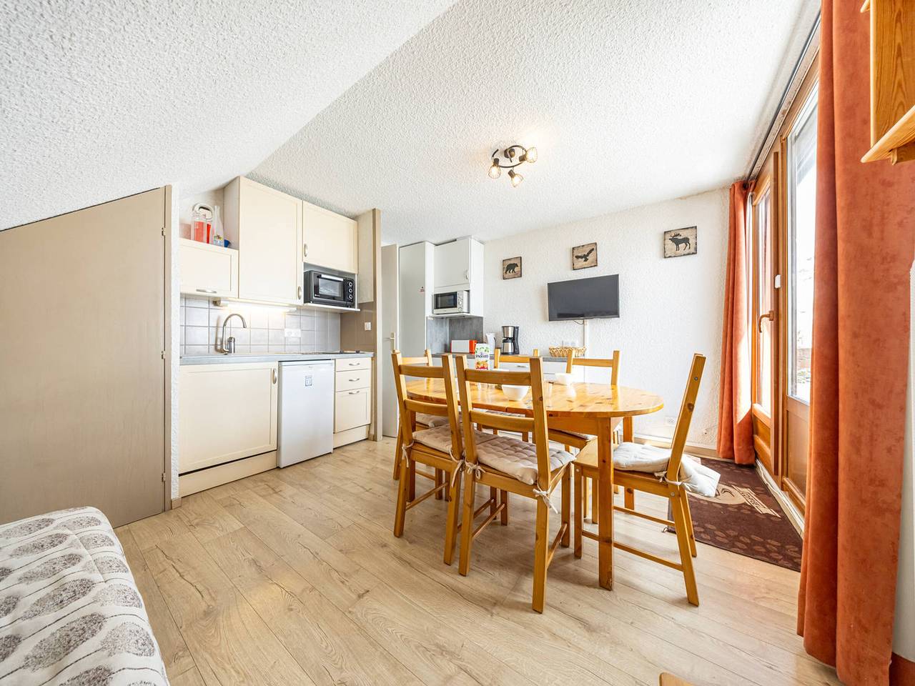 Entire apartment, Apartment for 6 pers south-facing balcony in Saint-François-Longchamp in Montgellafrey, Saint-Jean-de-Maurienne region