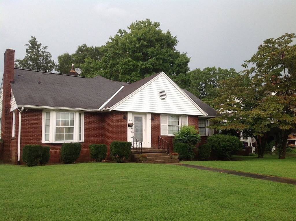 Sauberer Cape Cod in der Nähe der Innenstadt in Monroe County (TN)