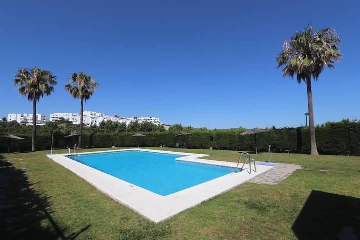 Apartamento de vacaciones para 4 personas, con vistas al mar además de piscina y balcón, Familias con niños - 1