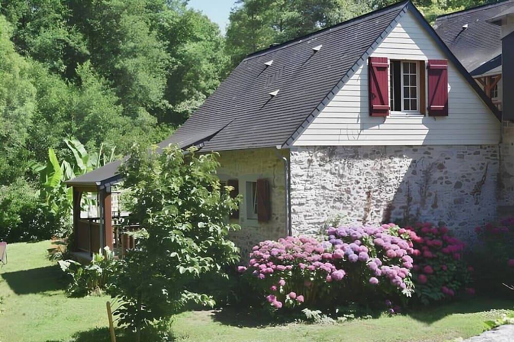 Le Gîte Govardhan, Havre de paix et déconnexion. in Eysus, Béarn