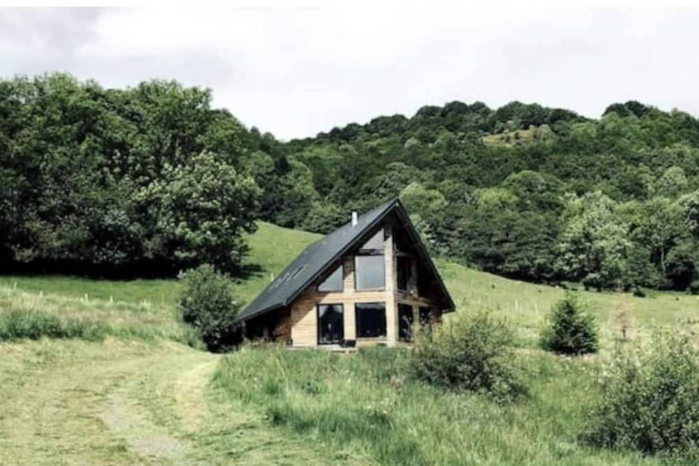 Joli Chalet Face au Plomb du Cantal in Saint-Jacques-des-Blats, Aurillac region