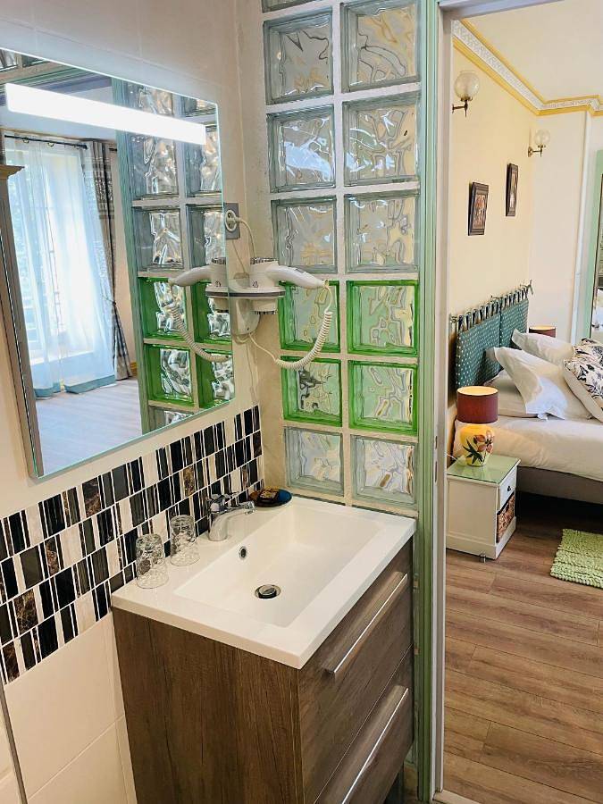 Hôtel pour 3 personnes, avec Terrasse et Jacuzzi ainsi que Jardin et Sauna à Aiguillon - 2