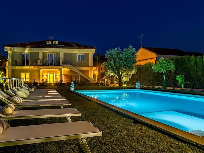 Ferienhaus für 12 Personen, mit Garten und Pool