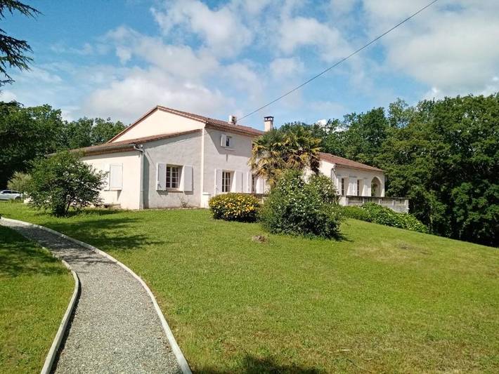Chambre d’hôte pour 4 personnes, avec piscine et jardin ainsi que bassin pour enfant et vue