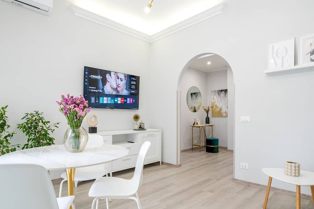 Appartamento intero, Luminoso Appartamento Ristrutturato con Posto Auto Privato in Eur (Roma), Roma