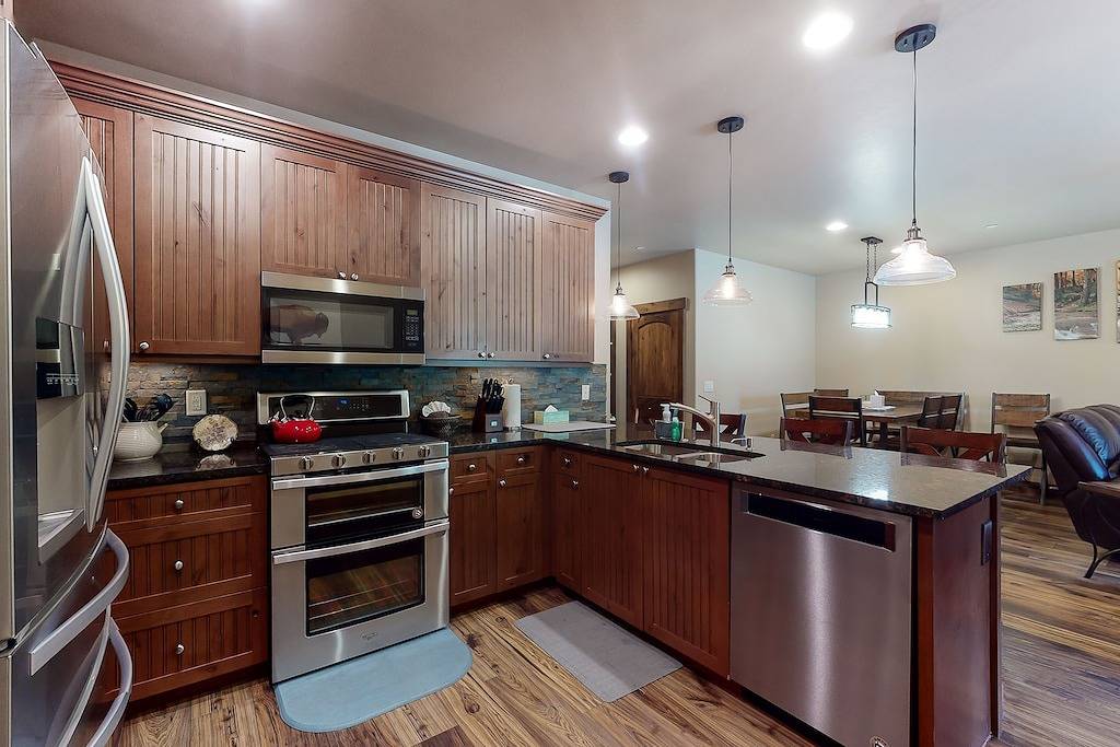 Ganze Wohnung, Sunny riverfront getaway with mountain views, private hot tub, & large patio in Silverthorne, Arapaho and Roosevelt National Forests