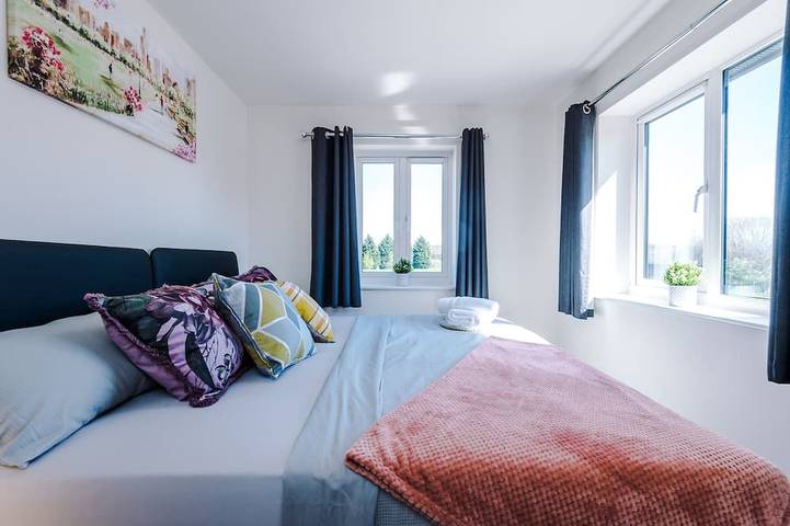 3 Bedroom House with River Irwell view, sleeps 6 in Grand Manchester