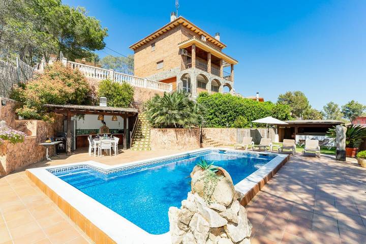 Chalet para 10 personas, con Balcón y Jacuzzi además de Terraza y Piscina en Provincia de Barcelona