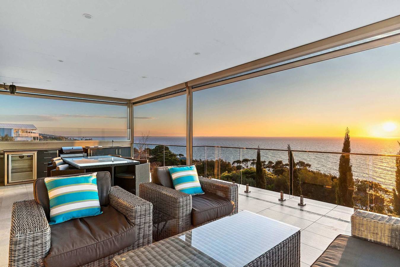 Hillside Luxe with Spa Bay Views in Melbourne, Mornington Peninsula