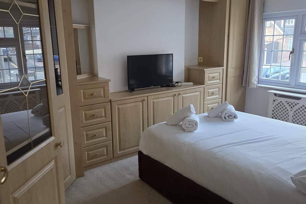 Spacious, clean & comfy 3 bed semi-detached house, in Reading, Berkshire