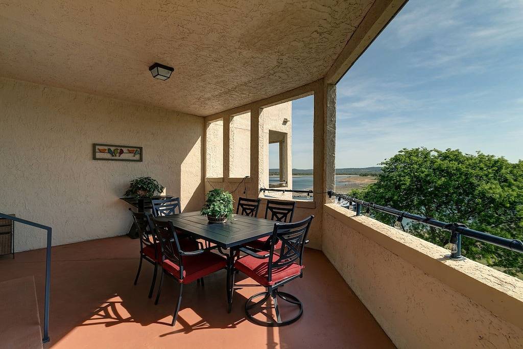 Ganze Wohnung, Villa Vista Azul auf der Insel; ein einzigartiges und erholsames Seeerlebnis. in Lago Vista, Lake Travis