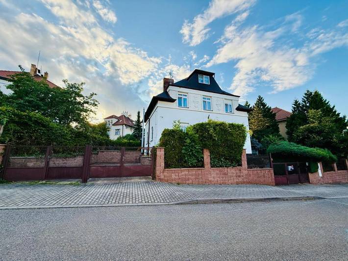 Villa para 10 pessoas, com jardim e piscina e ainda vista, com animais de estimação em Praga
