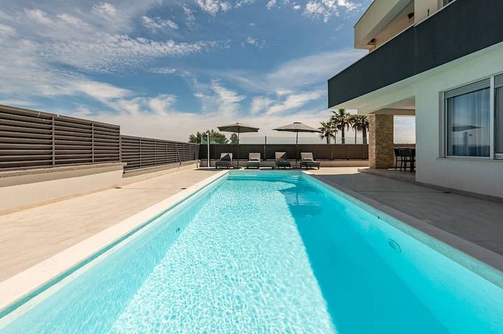 Ferienhaus für 12 Personen, mit Whirlpool und Sauna sowie Balkon und Garten