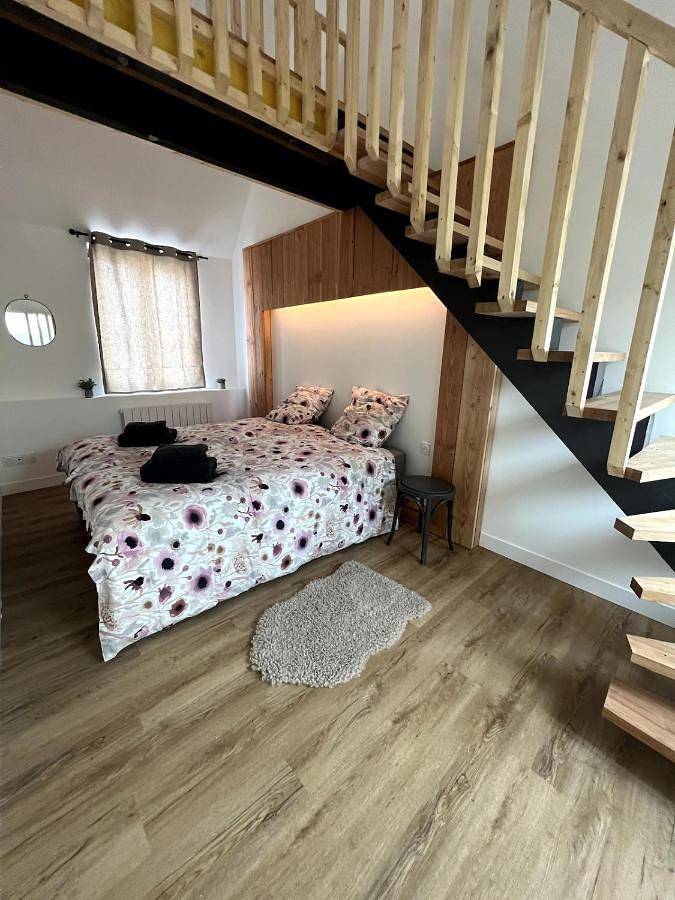 Appartement entier, Three-Bedroom Apartment in Courville-sur-Eure, Région de Chartres