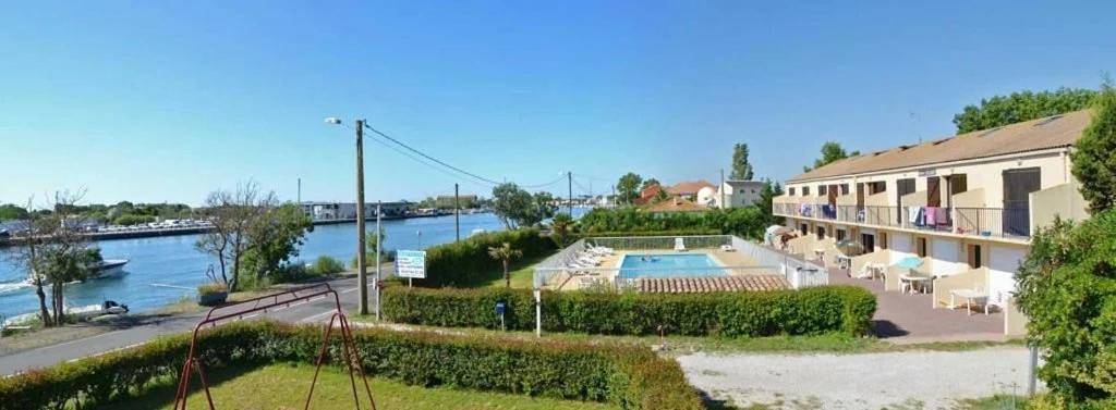 Gîte pour 6 personnes, avec piscine ainsi que vue et jardin, animaux acceptés dans la Tamarissière - 4