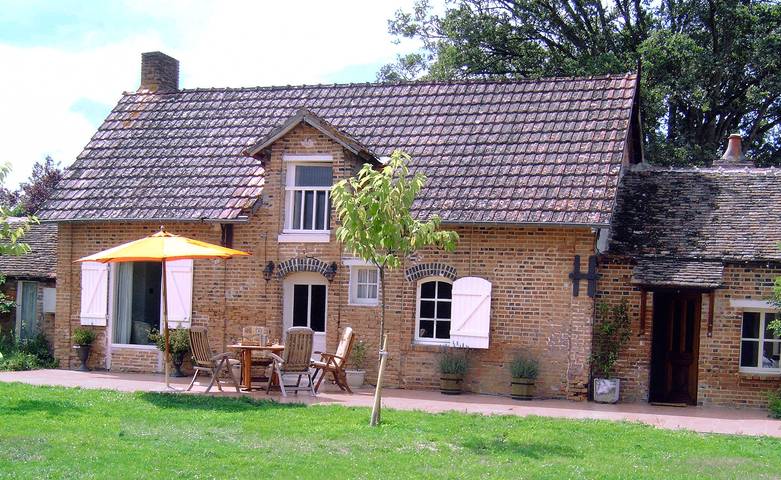 Gîte pour 6 personnes, avec sauna ainsi que jacuzzi et piscine à Chaumont-sur-Tharonne