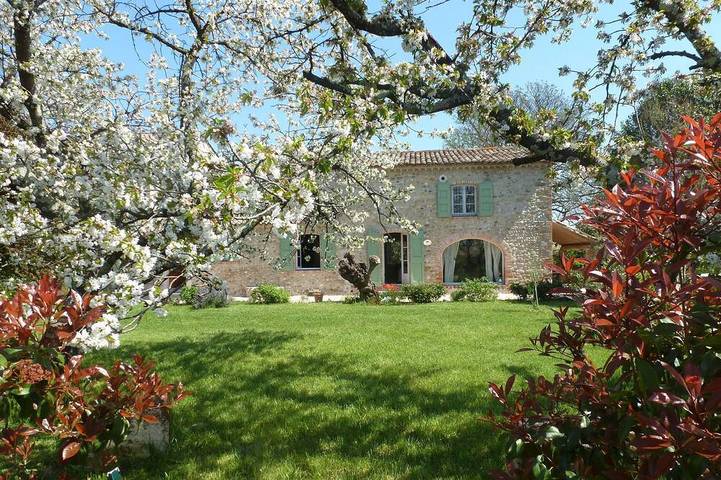 Location de vacances pour 8 personnes, avec Jacuzzi ainsi que Terrasse et Jardin à Cardet