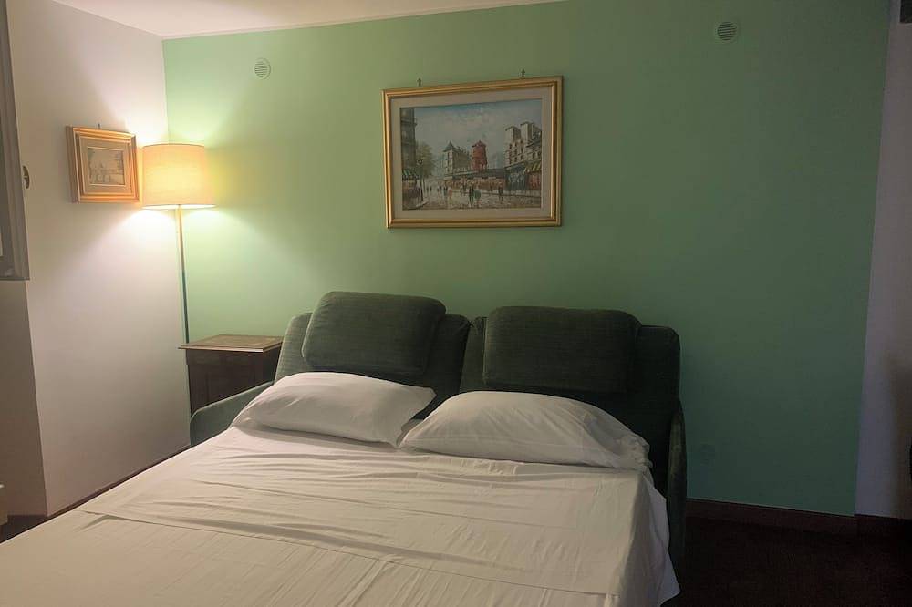 Appartamento intero, City centre apartment in historical building surrounded by green courtyard in Roma, Provincia di Roma