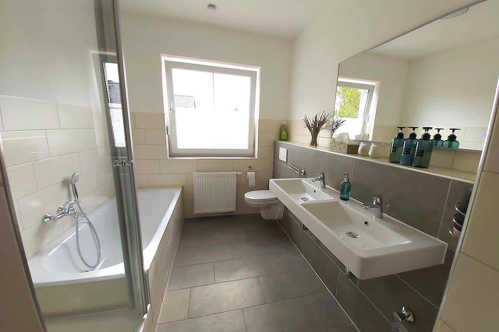 Ganze Wohnung, Apartment with terrace at the rose garden in Alzenau, Spessart-Mainland
