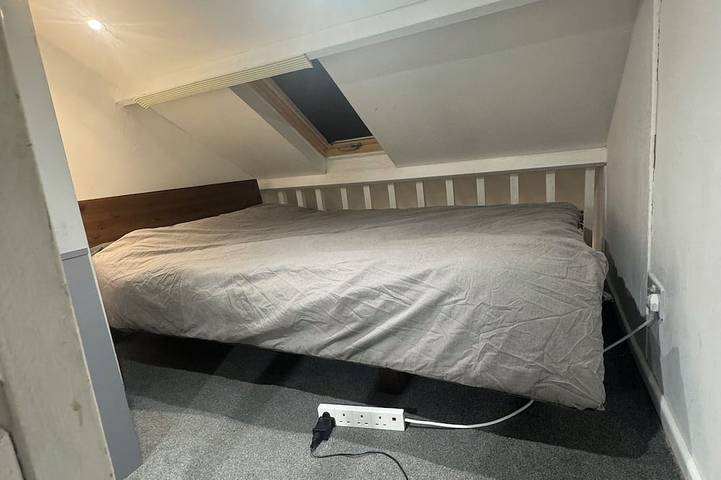 Duplex apartment 3 Minute drive to Luton Airport in Luton, Chiltern Hills