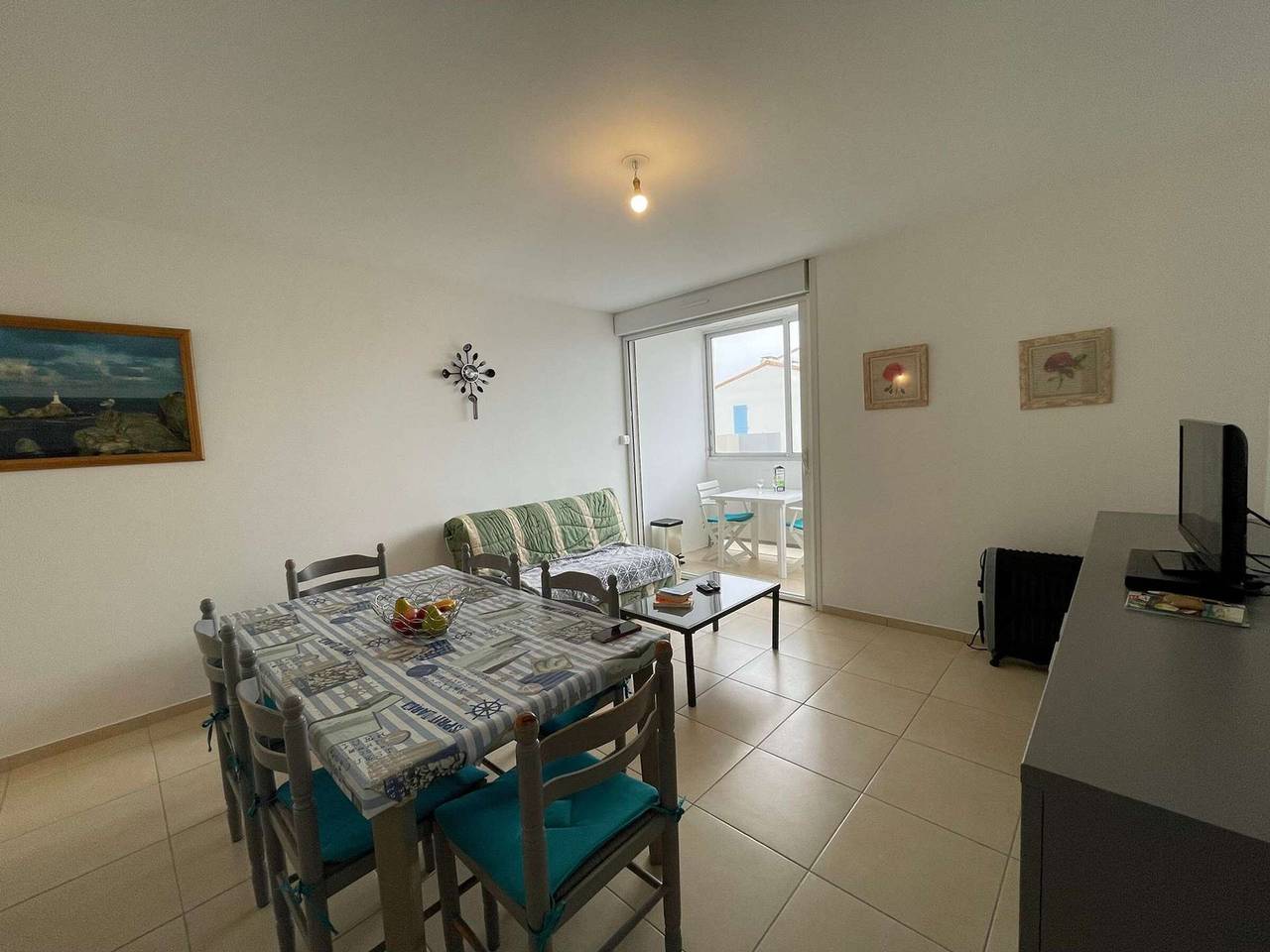 Entire apartment, Beachside 3-Room Apartment with Balcony & Parking - Sleeps 6 in Saint-Hilaire-de-Riez, Vendée