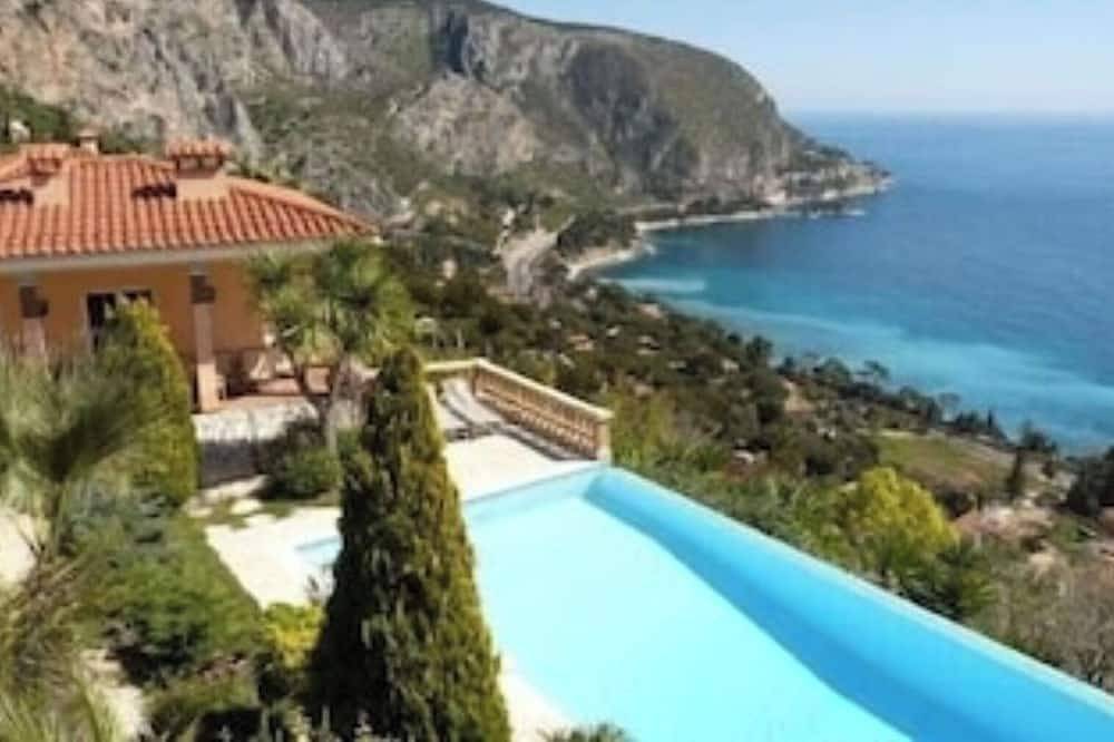 Bungalow- wooden chalet, comfort, 180° sea view, infinity pool, garden, 2 pers in Èze, Nizza Region
