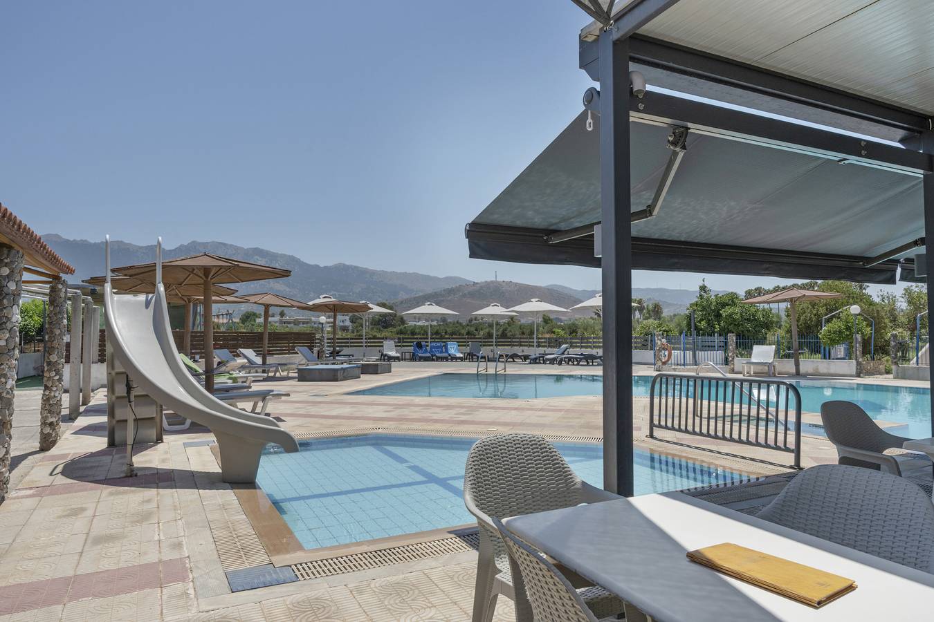 Hel lejlighed, Apartment 'Golden Sun Two-bedroom Apt 1' with Sea View, Shared Pool and Wi-Fi in Τιγκάκι, Kos