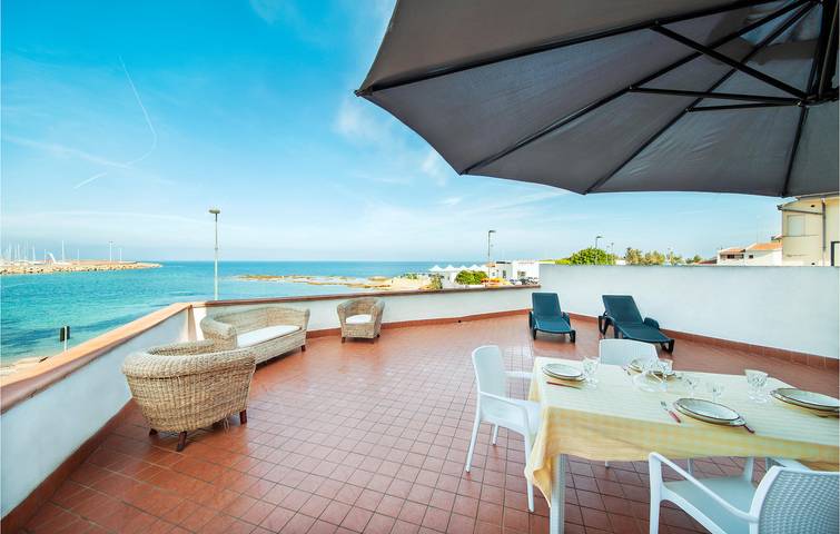 Appartement de vacances entier, Upper Floor Apartment, WiFi, A/C, Terrace, Beach 300m in Scogliolungo, Porto Torres