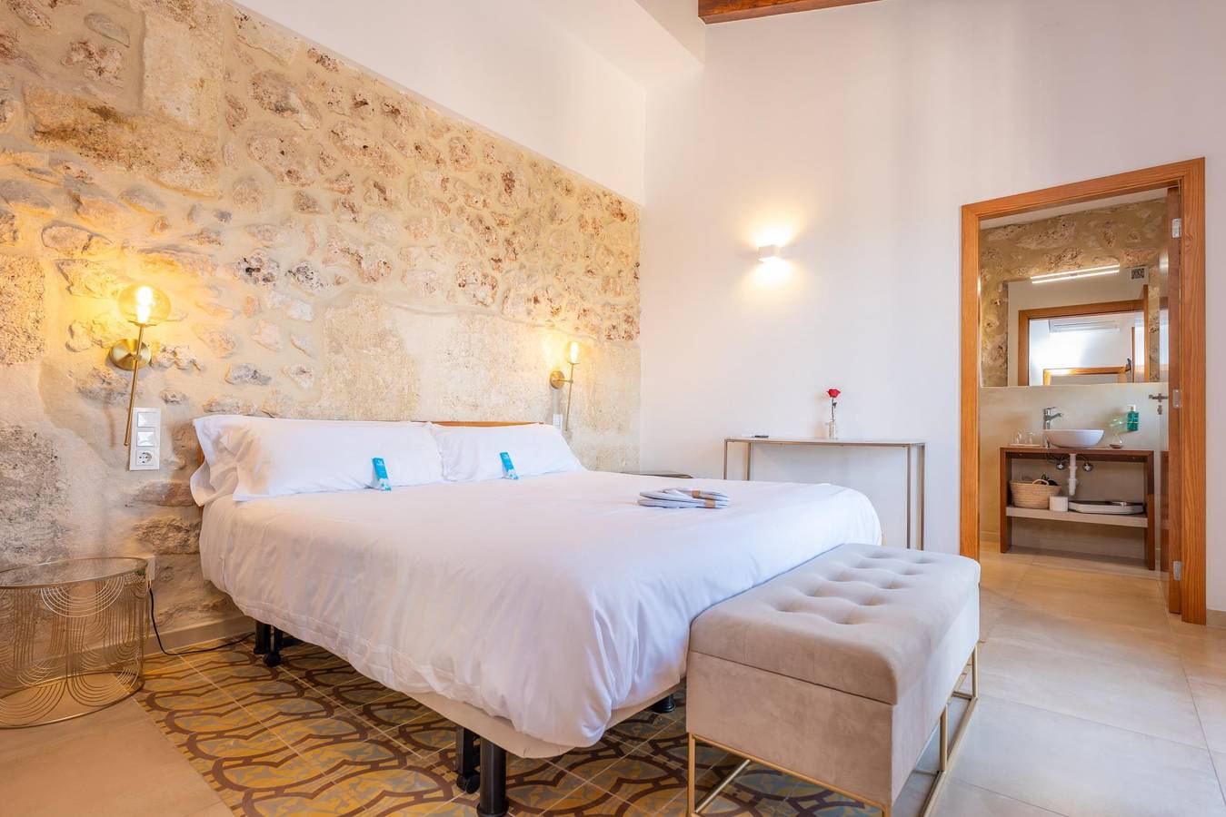 Cas Català - Suite Vp - Beautiful room in a boutique hotel with views of the shared pool and free Wi-Fi in Sineu, Majorca Center