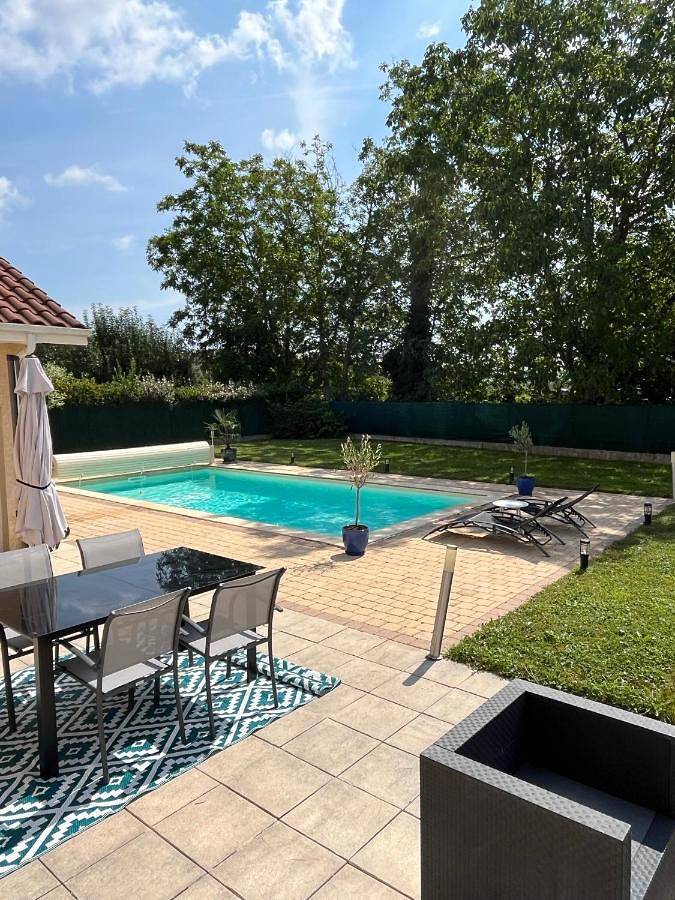 Location de vacances pour 4 personnes, avec jardin ainsi que piscine et vue à Saint-Genis-Pouilly