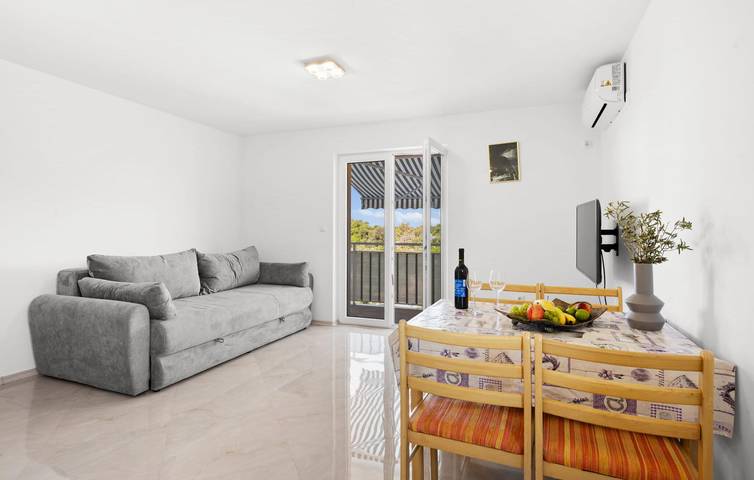 Apartamento vacacional entero, Encantador apartamento con terraza, WiFi y acceso a la playa a 2 km. in Rogoznica, Condado de Šibenik-Knin
