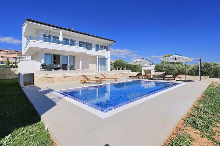 Ferienhaus für 10 Personen, mit Balkon und Terrasse sowie Garten in Sveti Filip i Jakov