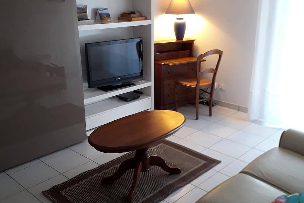 Entire apartment, 2-bedroom apartment close to port, beach, stores, train station in La Teste-de-Buch, Arcachon region