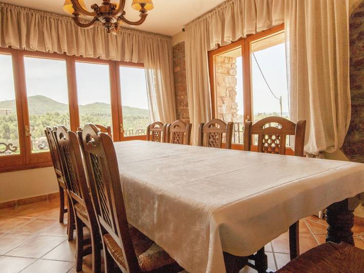 Chalet para 10 personas, con terraza además de jardín y piscina, Familias con niños en Bages - 3