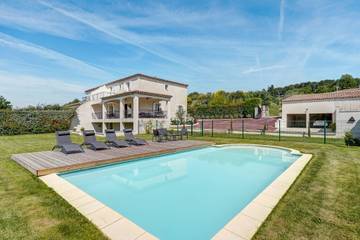 Location de vacances pour 12 personnes, avec jardin ainsi que balcon et piscine à Aix-en-Provence