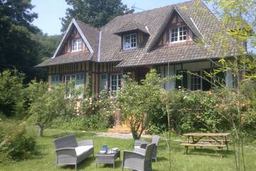Gîte pour 12 personnes, avec jardin et jacuzzi à Offranville