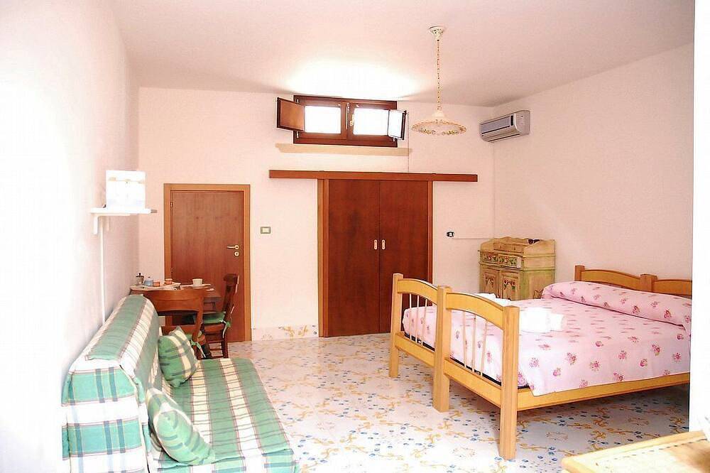 Casa Ria A: A welcoming two-story apartment that is part of a villa situated at a short distance from the beach, with Free Wi-Fi. in Marina di San Gregorio, Patù