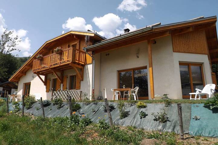 Gîte pour 4 personnes, avec balcon à Les Chapelles